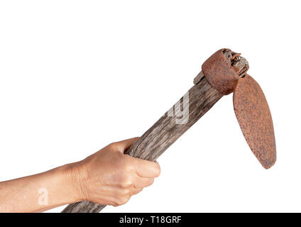 Mano femmina sguaina vecchio arrugginito hoe isolato su bianco. Vintage attrezzo agricolo. Foto Stock