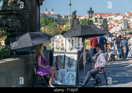 Praga, Repubblica Ceca - 10 Settembre 2019: un artista di strada dipinto il ritratto di una donna su Ponte Carlo Foto Stock