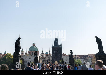 Praga, Repubblica Ceca - 10 Settembre 2019: Charles Bridge affollate di turisti durante il giorno Foto Stock