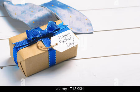 La Festa del Papà concetto, confezione regalo e tirante bianco su sfondo di legno Foto Stock
