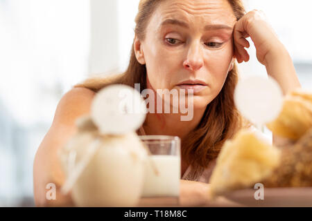 Close up di donna matura con le rughe del viso con allergia alimentare Foto Stock