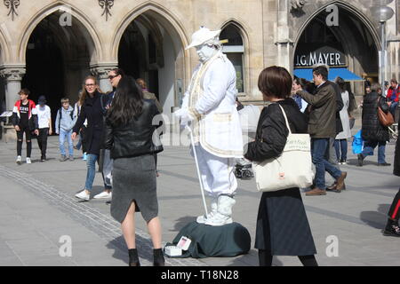 L'artista di strada bianca con il costume di fantasia, fingendo di essere Ludwig II. Foto Stock