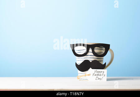 Tazza da caffè con i baffi su sfondo blu, Padre Felice giorno del concetto Foto Stock