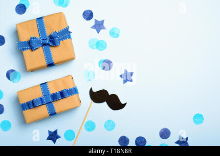 Confezioni regalo e i baffi su sfondo blu, padre del concetto di giorno Foto Stock