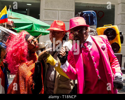 CALI, COLOMBIA - febbraio, 2019: Salsa cantante e ballerino effettuando in corrispondenza di una città di Cali center street Foto Stock