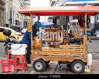 CALI, COLOMBIA - febbraio, 2019: Street venditore di succo di canna guarapo chiamato Foto Stock