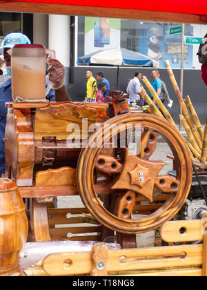 CALI, COLOMBIA - febbraio, 2019: Street venditore di succo di canna guarapo chiamato Foto Stock