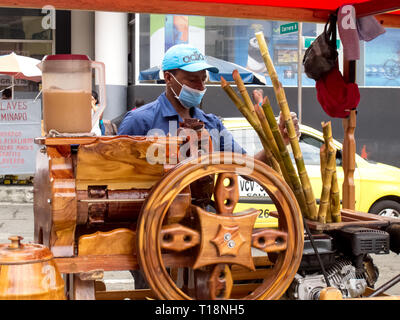 CALI, COLOMBIA - febbraio, 2019: Street venditore di succo di canna guarapo chiamato Foto Stock