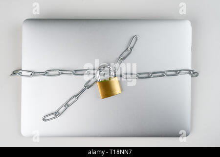 Il lucchetto con catena su un computer portatile. Cyber security concetto astratto. Foto Stock