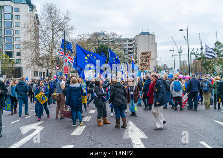 LONDON, Regno Unito - 23 Marzo 2019: campagna rimangono manifestanti unirsi Anti Brexit marcia di protesta attraverso il centro di Londra a sostegno della revoca di articolo 50 e re Foto Stock