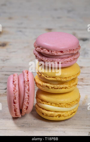 Colorati macarons francesi isolati su legno vecchio sfondo texture. Colori pastello - Imagen Foto Stock