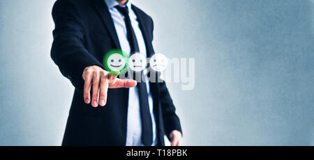 Revisione cliente concetto, uomo rating servizio facendo clic sulla felice volto sorridente simbolo Foto Stock