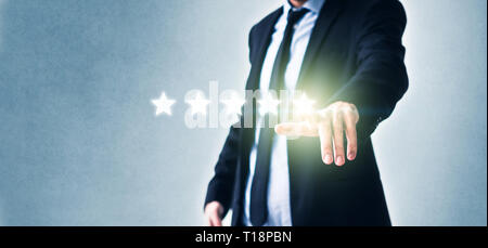 Cinque stelle da happy businessman - Esperienza del cliente il concetto di revisione Foto Stock