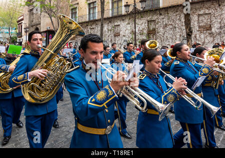 Una band in marcia in una sfilata di strada a Siviglia, Spagna Foto Stock