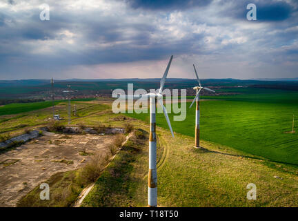 Mulini a vento per energia elettrica - Produzione di energia con energia pulita e rinnovabile - aerial drone shot