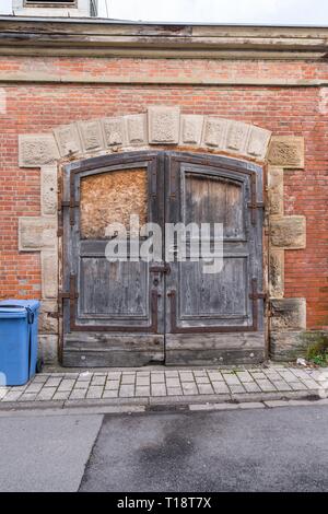 Antica e storica porta di legno pesante con i raccordi di ferro, Germania Foto Stock