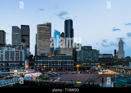 Seattle Ferry Terminal e sullo skyline al tramonto. Seattle Waterfront da Elliott Bay, WA, Stati Uniti d'America. Foto Stock