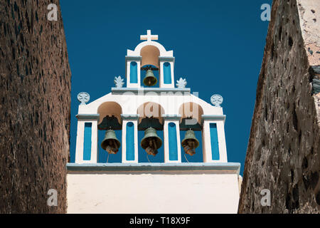 Torre campanaria con elementi blu a Thira (Santorini) isola Foto Stock