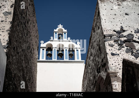 Torre campanaria con elementi blu a Thira (Santorini) isola Foto Stock