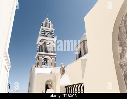 Torre campanaria con elementi blu a Thira (Santorini) isola Foto Stock