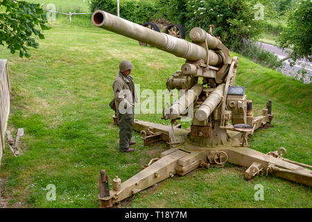 Un tedesco FlaK 37 88mm pistola antiaerea, Dead Man's Corner Museum (con un visitatore in WWII American uniforme, Saint-Côme-du-Mont, Normandia, Francia. Foto Stock