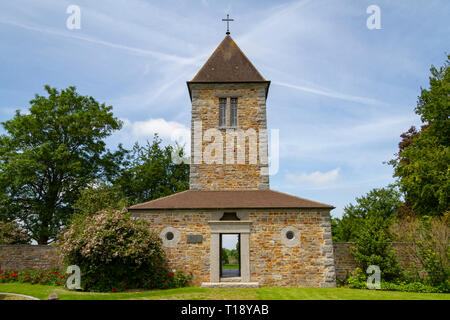 Cappella del cimitero in tedesco Orglandes cimitero di guerra, Orglandes, Normandia Francia. Foto Stock