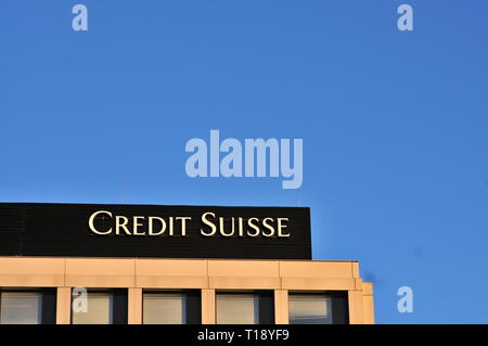 Il Credit Suisse logo, segno sulla sommità dell'edificio. Ufficio città di Wroclaw. Polonia Foto Stock