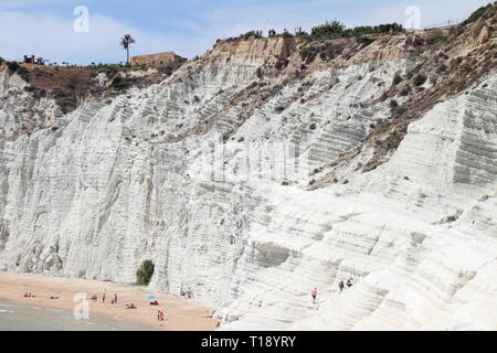 Dettagli della Scala dei Turchi, il paesaggio e la vita locale Foto Stock