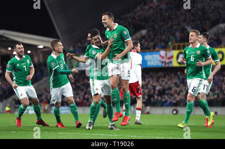 In Irlanda del Nord la Jonny Evans (centro) celebra il suo punteggio lato del primo obiettivo del gioco con i compagni di squadra durante UEFA EURO 2020 qualifica, gruppo C corrispondono al Windsor Park di Belfast. Foto Stock