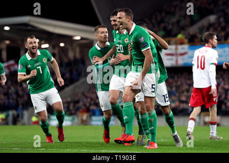 In Irlanda del Nord la Jonny Evans (centro) celebra il suo punteggio lato del primo obiettivo del gioco con i compagni di squadra durante UEFA EURO 2020 qualifica, gruppo C corrispondono al Windsor Park di Belfast. Foto Stock