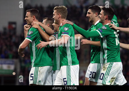 In Irlanda del Nord la Jonny Evans (sinistra) punteggio celebra il suo lato del primo obiettivo del gioco con i compagni di squadra durante UEFA EURO 2020 qualifica, gruppo C corrispondono al Windsor Park di Belfast. Foto Stock