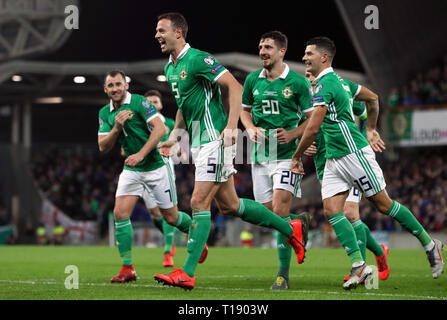 In Irlanda del Nord la Jonny Evans (centro) celebra il suo punteggio lato del primo obiettivo del gioco con i compagni di squadra durante UEFA EURO 2020 qualifica, gruppo C corrispondono al Windsor Park di Belfast. Foto Stock