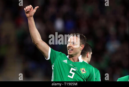 In Irlanda del Nord la Jonny Evans punteggio celebra il suo lato del primo obiettivo del gioco durante UEFA EURO 2020 qualifica, gruppo C corrispondono al Windsor Park di Belfast. Foto Stock