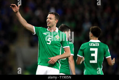 In Irlanda del Nord la Jonny Evans punteggio celebra il suo lato del primo obiettivo del gioco durante UEFA EURO 2020 qualifica, gruppo C corrispondono al Windsor Park di Belfast. Foto Stock