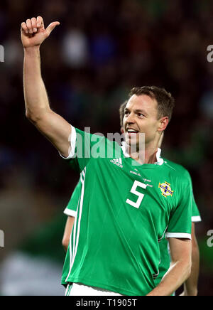 In Irlanda del Nord la Jonny Evans punteggio celebra il suo lato del primo obiettivo del gioco durante UEFA EURO 2020 qualifica, gruppo C corrispondono al Windsor Park di Belfast. Foto Stock