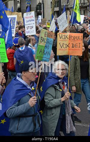 Londra, UK, 23 marzo 2019. Una stima milioni di persone marzo contro Brexit e a sostegno di un secondo referendum sull'adesione della Gran Bretagna all'UNIONE EUROPEA Foto Stock