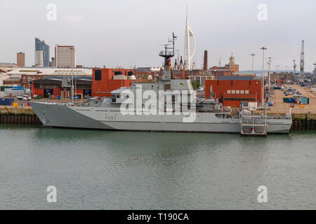 Il dispositivo HMS Mersey(P283) un fiume-class offshore nave pattuglia (OPV) La British Royal Navy ormeggiato nella Royal Navy Dockyard, Portsmouth, Regno Unito. Foto Stock