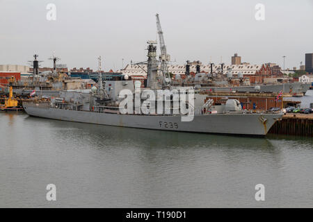 Il dispositivo HMS Richmond è un tipo 23 fregate della Royal Navy ormeggiato nella Royal Navy Dockyard, Portsmouth, Regno Unito. Foto Stock