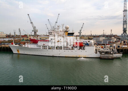 La USNS Bruce C. Heezen (T-AGS 64), un marina degli Stati Uniti Pathfinder classe indagine oceanografica nave della Royal Navy Dockyard, Portsmouth, Regno Unito. Foto Stock