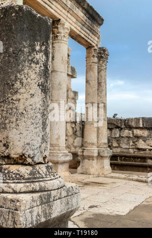 Rovine della sinagoga bianco in Capharnaum la città di Gesù. Israele. Foto Stock