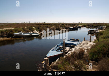 Piccola barca cimitero. Fiume Ebro delta, Tarragona Catalogna. Fotografia, 2019. Foto Stock