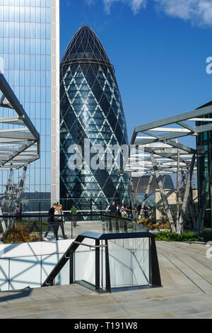 Le persone godono di giornata soleggiata sul roof garden sulla sommità del Fen corte a 120 Fenchurch Street, Londra England Regno Unito Regno Unito Foto Stock