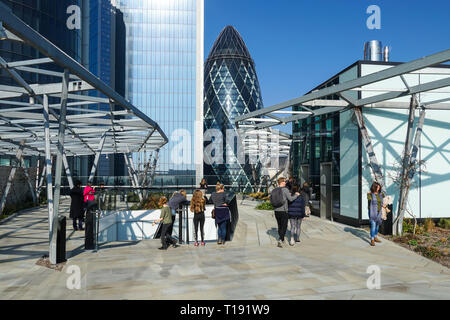 Le persone godono di giornata soleggiata sul roof garden sulla sommità del Fen corte a 120 Fenchurch Street, Londra England Regno Unito Regno Unito Foto Stock