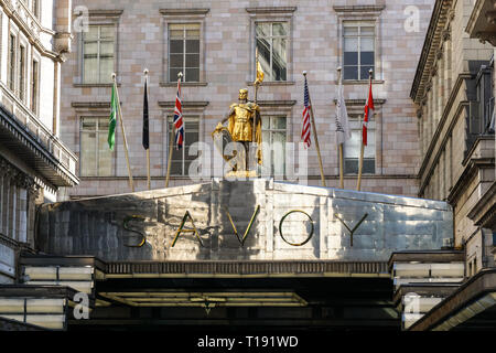 Savoy Hotel on Strand, esterno, ingresso, Londra Inghilterra Regno Unito Foto Stock