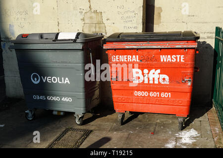 Veolia e Biffa scomparti wheelie a Lewisham, Londra England Regno Unito Regno Unito Foto Stock