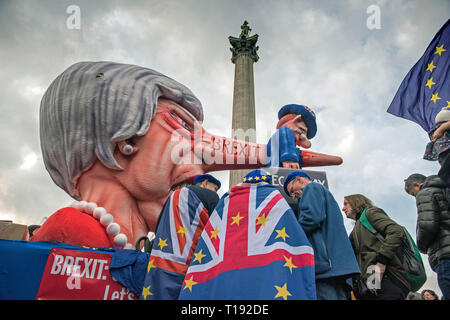L effige del Primo Ministro Theresa Maggio al di sotto di Nelson's colonna durante il "metterla al popolo" rally in quanto rende il modo attraverso il centro di Londra Foto Stock