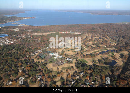 Jackson, MS - USA / Dicembre 2, 2018: Pearl River e rosee Barnett Reservoir con alberi d'autunno in Mississippi Foto Stock