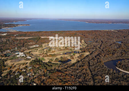 Jackson, MS - USA / Dicembre 2, 2018: Pearl River e Ross Barnett Reservoir con alberi d'autunno in Mississippi Foto Stock