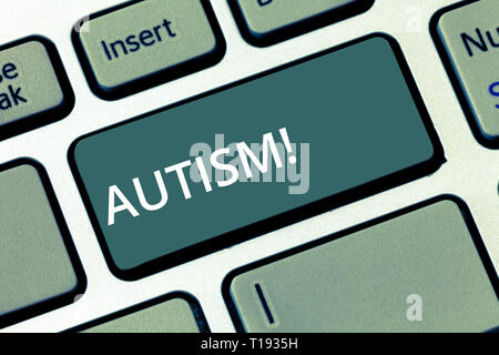 Conceptual la scrittura a mano che mostra l'autismo. Concetto significato di sensibilizzazione sull'Autismo condotta dal comitato sociale in tutto il mondo dei tasti della tastiera intenzione di crea Foto Stock