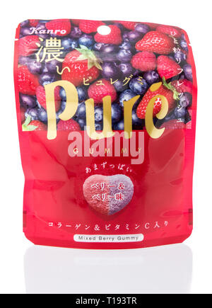Winneconne, WI - 15 Marzo 2019: un pacchetto di Kanro puro di frutti di bosco misti gummies candy isolato su un background Foto Stock